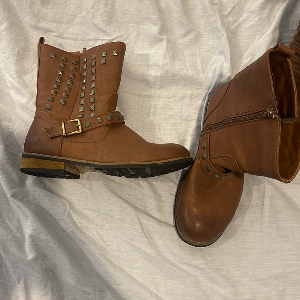5 pairs of assorted boots